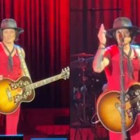 Bunbury se enoja en pleno concierto por el uso excesivo de celulares (Video)