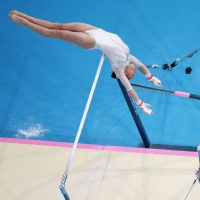 Kaylia Nemour, la gimnasta francesa que compite por Argelia, gana oro en barras asimétricas