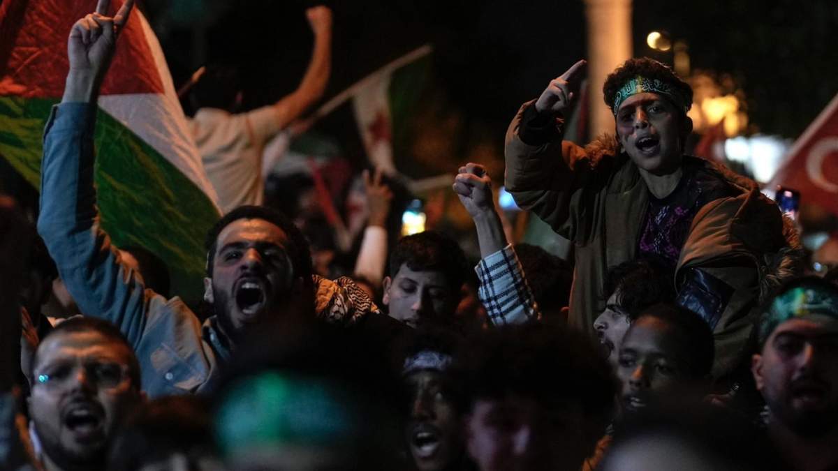 La gente corea consignas antiisraelíes mientras ondea banderas palestinas durante una manifestación que celebra los ataques que el grupo militante Hamas llevó a cabo contra Israel, en Estambul, Turquía