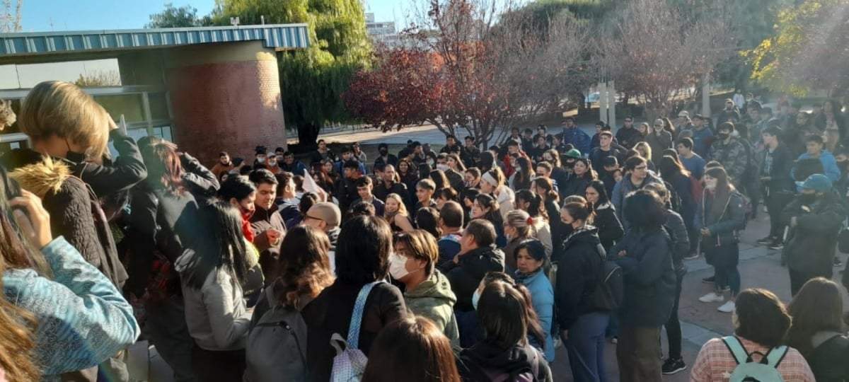 Marcha de estudiantes de Neuquén frente al CPE. Fuente: (Twitter)