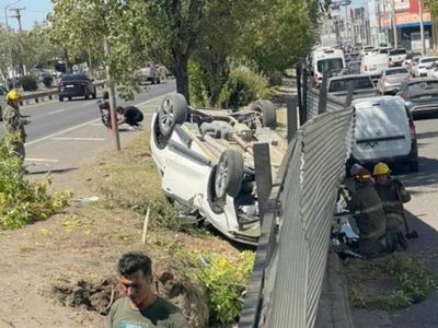 Violento vuelco en Avenida Mosconi: un auto terminó ruedas para arriba