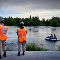 En el río Limay: búsqueda frenética de un desaparecido