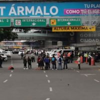 Padres de niños con cáncer bloquean acceso al AICM para exigir medicamentos