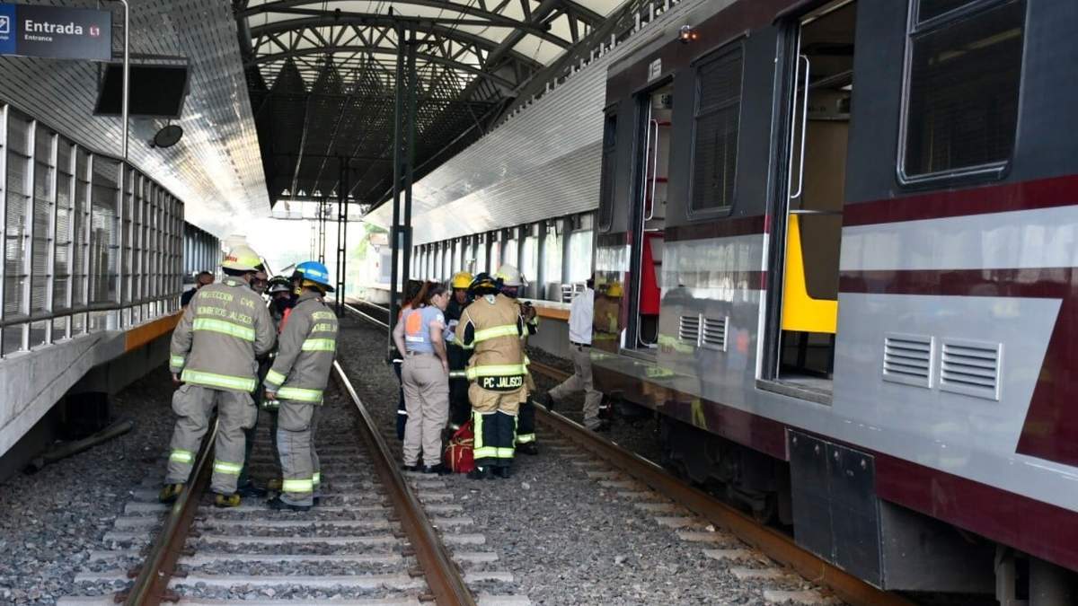 Personal de Protección Civil de Jalisco trabajando en el lugar del percance