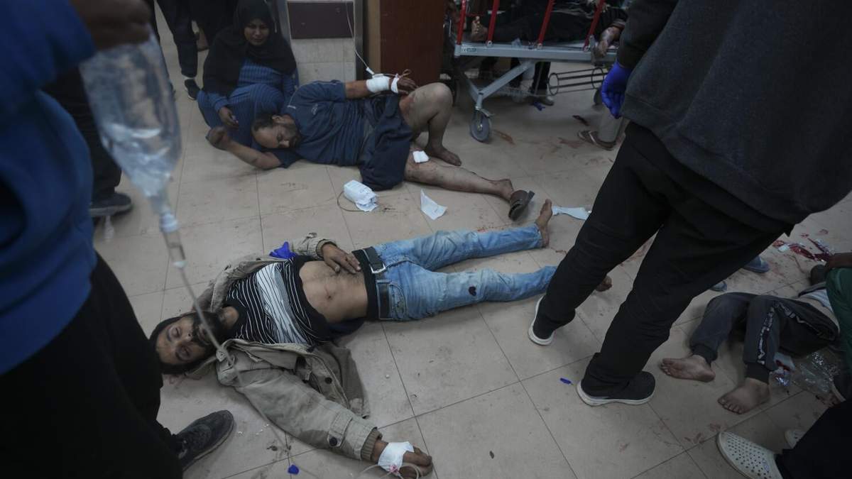 Palestinos heridos en el bombardeo israelí de la Franja de Gaza son trasladados al hospital de Al Aqsa en Deir al Balah, Franja de Gaza, el domingo 7 de enero de 2024. ()