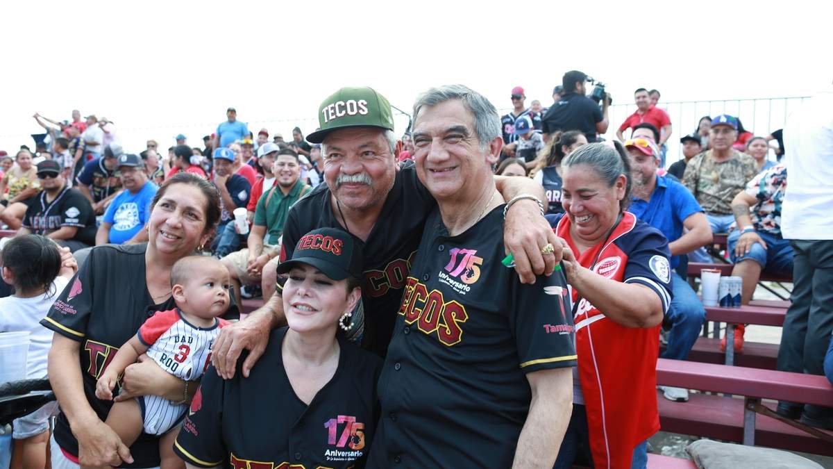 Lanza Américo primera bola en partido de la Liga Mexicana de Beisbol