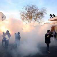 Alcalde de Portland exige que ICE abandone la ciudad después de que agentes gasearon a manifestantes