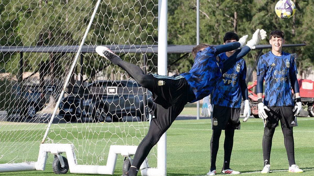 Entrenando a los arqueritos del Sub 17.