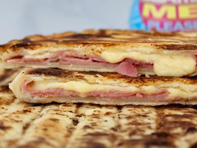 La receta más simple, barata y rica para acompañar el mate: tortilla parrillera con jamón y queso