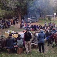 Realizaron un abrazo solidario en apoyo a las comunidades Melo y Kinxikew en Villa La Angostura