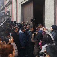 Padres dialogan con gobierno en Palacio Nacional; exigen abasto de medicinas