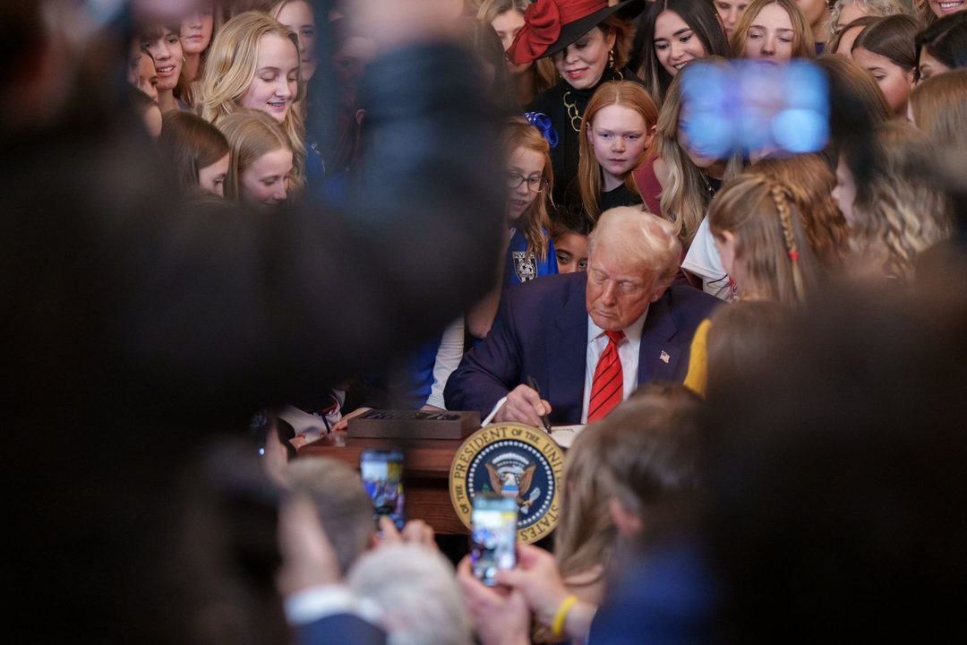 Trump firmando Foto X  @POTUS