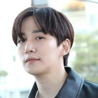 Apareció en muletas: la lesión de Lee Junho que preocupa a sus fans