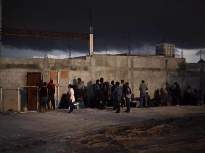 Autoridades del INM localizan 350 migrantes hacinados en un tráiler
