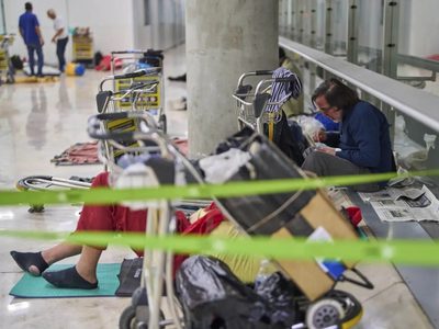 Crisis de personas sin hogar se desarrolla en el aeropuerto internacional de Madrid