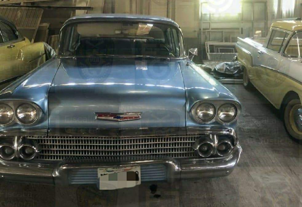 Los autos y arte decomisados en una casa de Raymundo Collins. Foto: FGJCDMX