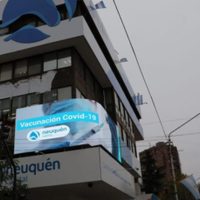 Coronavirus: Neuquén Capital instaló una pantalla gigante para brindar información