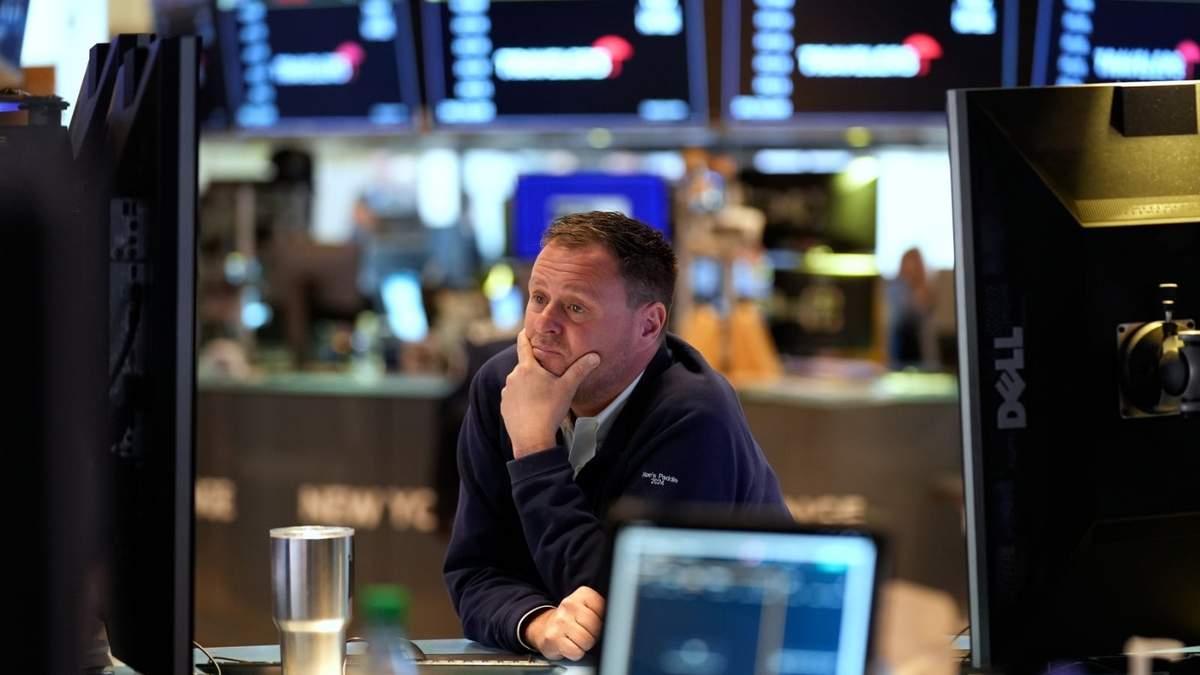 Operadores trabajan en el parqué de la Bolsa de Nueva York, el lunes 7 de abril de 2025