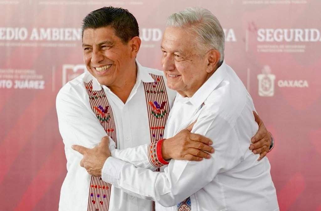 El presidente Andrés Manuel López Obrador con Salomón Jara
