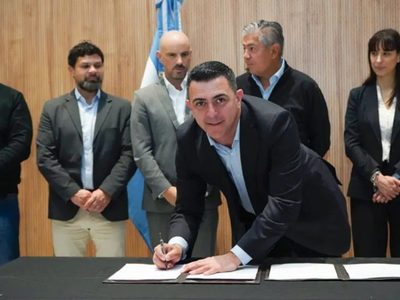 Figueroa firmó acuerdos con municipios para llevar asistencia social a cada rincón de Neuquén