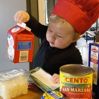 Las recetas del bebé chef son un éxito y hasta ya tiene su marca de ropa