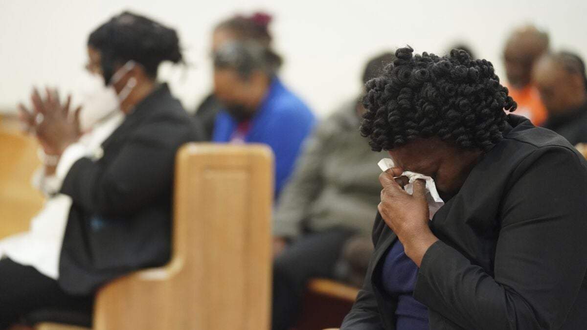 Elder Sharon Hammond se seca las lágrimas durante una vigilia por un grupo de estadunidenses que fue secuestrado recientemente en México, el miércoles 8 de marzo de 2023, en Word of God Ministries, en Scranton, Carolina del Sur