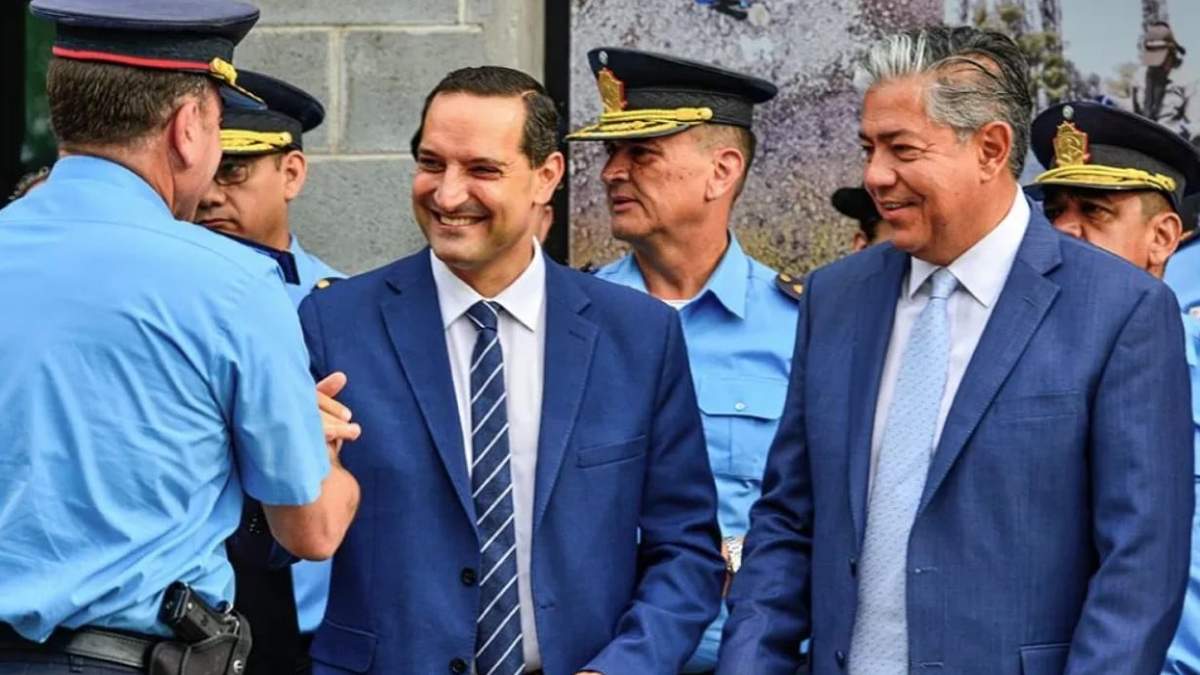 El ministro de Seguridad de Neuquén, Matías Nicolini y el gobernador, Rolando Figueroa. Fuente: (Gobierno de Neuquén)