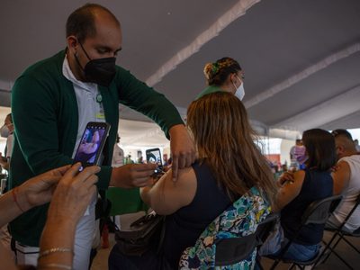 Vacunación de refuerzo para maestros en la CDMX: estas son las fechas y sedes