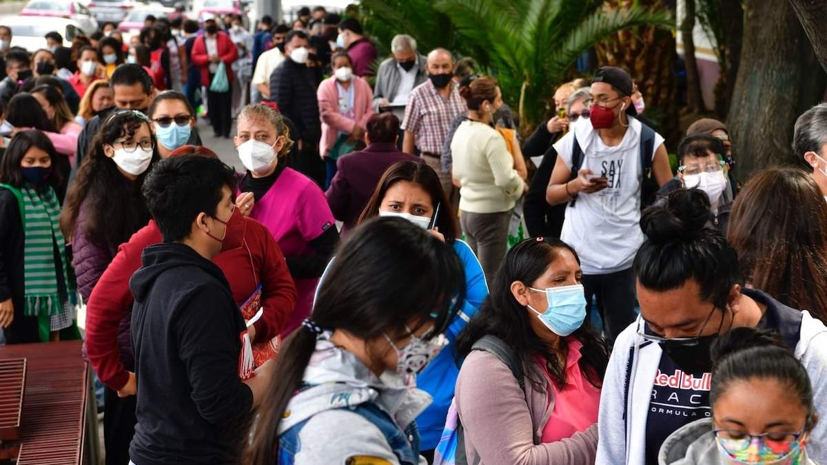 Fila para la aplicación de la vacuna contra covid