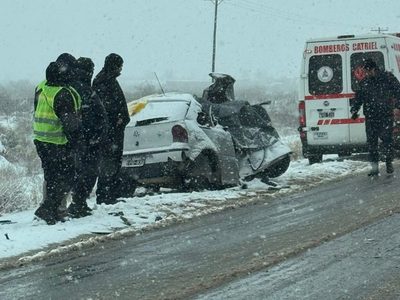 Tres mujeres y un niño murieron al morder la banquina de la Ruta 151 y chocar de frente contra un camión