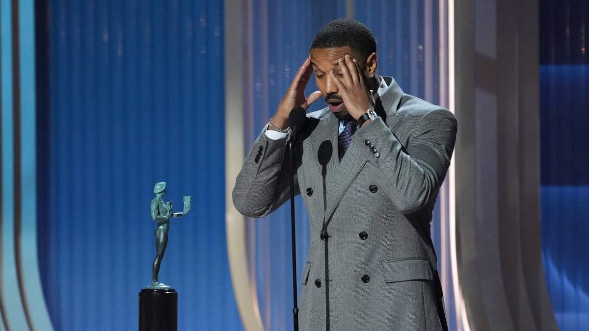 Michael B. Jordan acepta el premio a la mejor interpretación masculina en un papel protagónico por "Sinners"