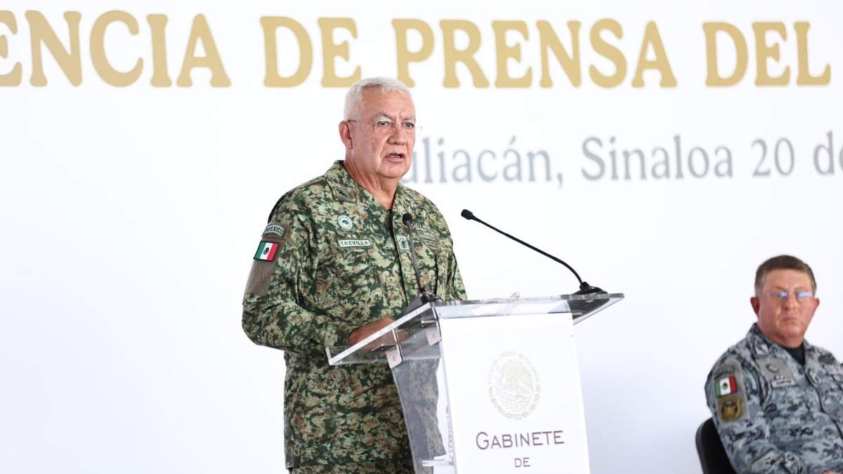 El secretario de la Defensa Nacional, Ricardo Trevilla Trejo, en la conferencia en Culiacán