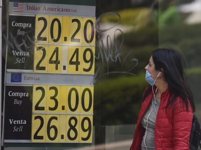 El peso va en caída libre: hila cuatro semanas con depreciación frente al dólar
