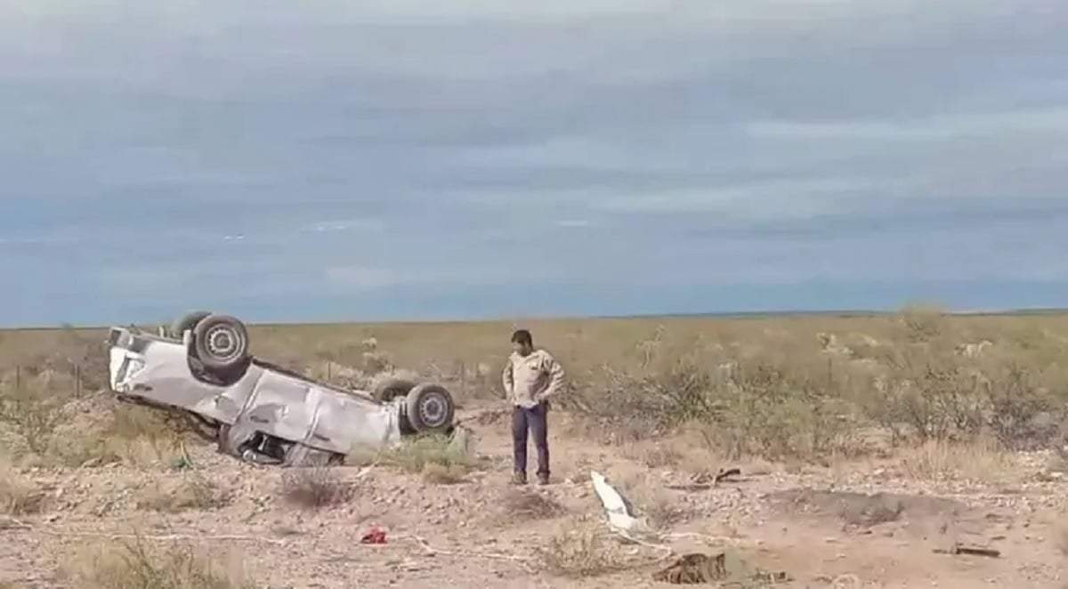 Los delincuentes volcaron y abandonaron la camioneta. Fuente (X)