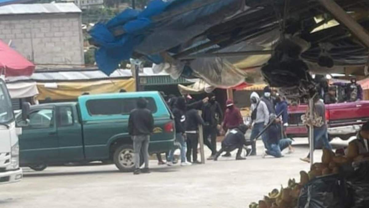 Algunos de los civiles armados y encapuchados