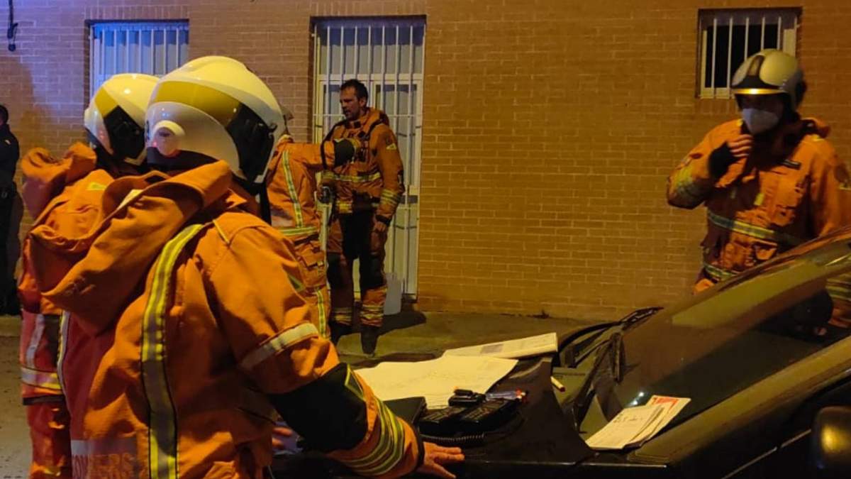 Bomberos atienden el incendio en una residencia de ancianos en Valencia