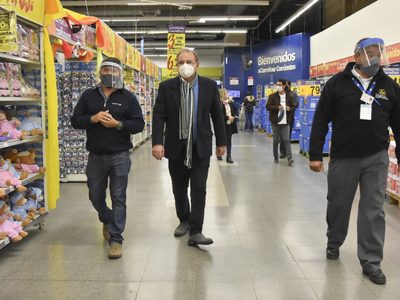 El Gobierno analiza vacunar a personas del sector económico