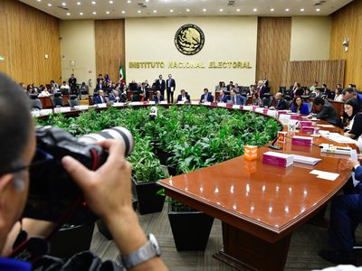 Ministro frena acción penal contra consejeros del INE por revocación de mandato