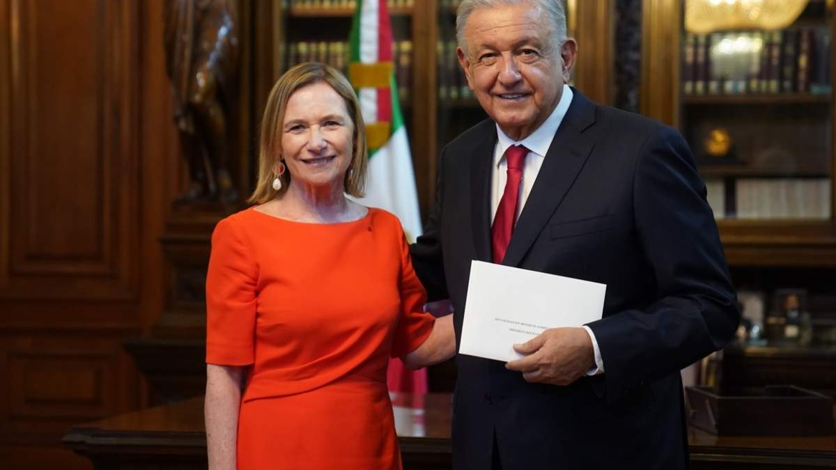 El presidente con la embajadora de Francia, Delphine Marie Michèle Nicole Borione
