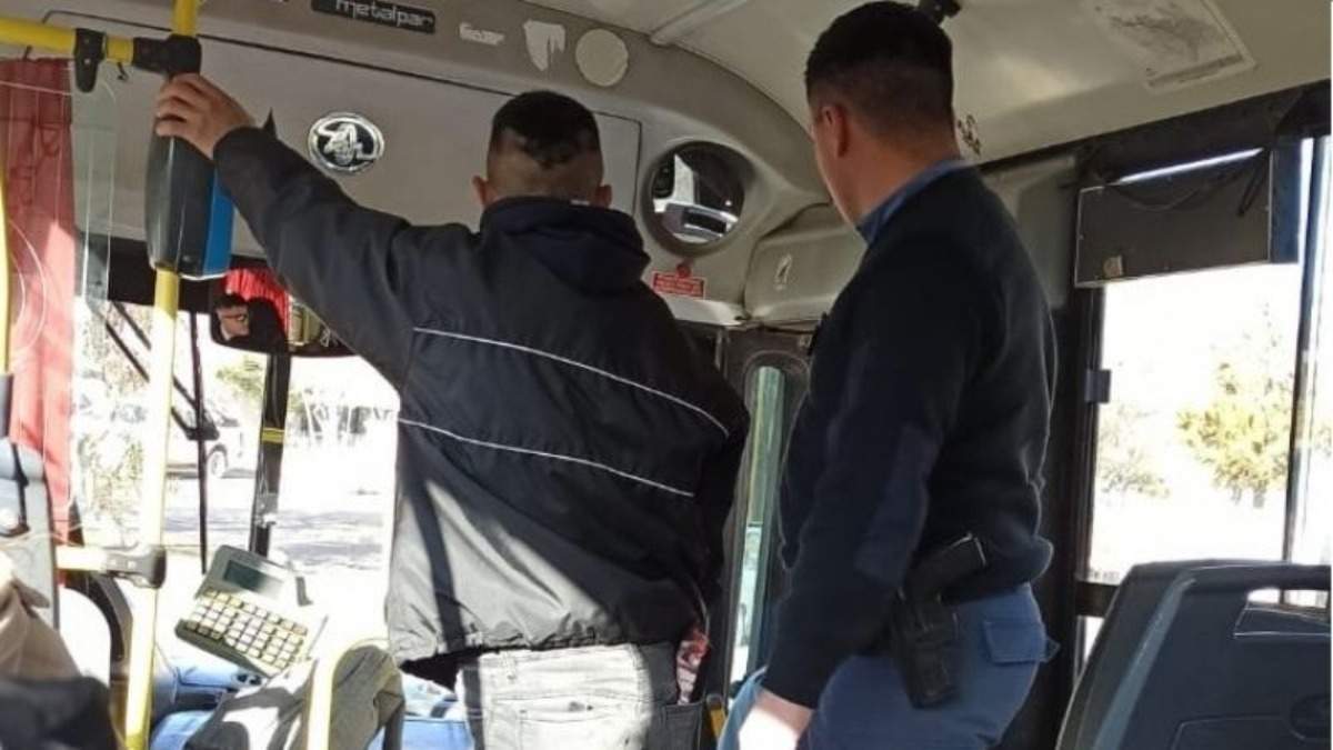 El hombre finalmente desistió de su postura y descendió de la unidad. Fuente: (Facebook)