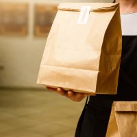 Si tenés bolsas de papel y un envase de plástico, no lo tires: hacé estos canastitos hermosos para vender o regalar