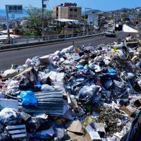 Ante la falta de recolección de basura en Acapulco, dejan desechos frente a oficina de la alcaldesa