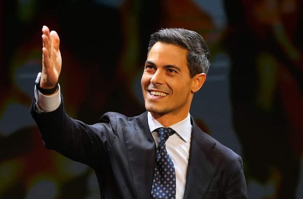 Rob Jetten, líder del partido de centroizquierda D66, interviene en el escenario durante la presentación de los resultados de las encuestas a pie de urna en un centro de votación durante las elecciones generales en Leiden, Países Bajos, el miércoles 29 de octubre de 2025
