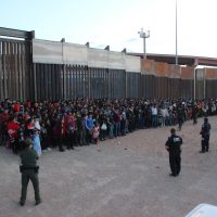 Detención de niños migrantes no acompañados en frontera de EU aumentó 80%: CBP