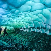 Muy cerca de Esquel, los túneles de hielo deslumbran al turista en busca de aventuras