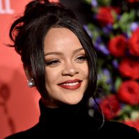 ¡Como una sirena! Rihanna cuelga las aletas y aparece con este diminuto bañador para cerrar el año