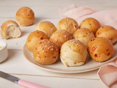 Pancitos de queso crema y hierbas: esponjosos y muy fáciles, la receta ideal para la picada del finde