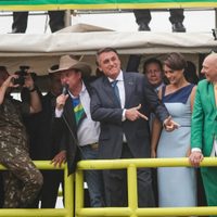 “Vergonzoso y patético”: las críticas a Jair Bolsonaro por una polémica escena en el Bicentenario