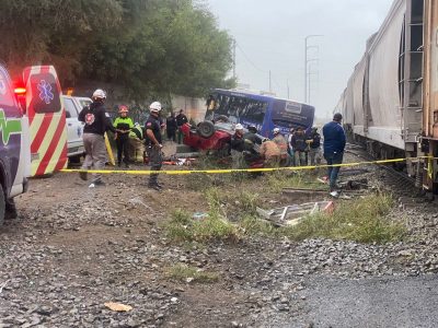 Tren arrolla a autobús y vehículo particular en García, NL; hay un muerto y 20 heridos
