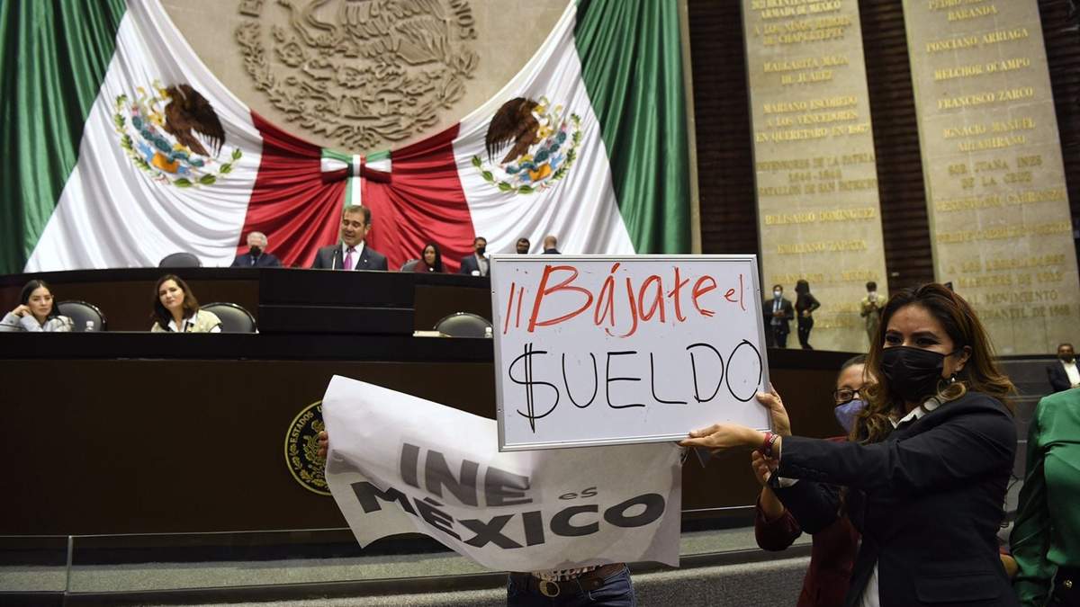 Pancartas de morenistas en la comparecencia de Lorenzo Córdova en San Lázaro